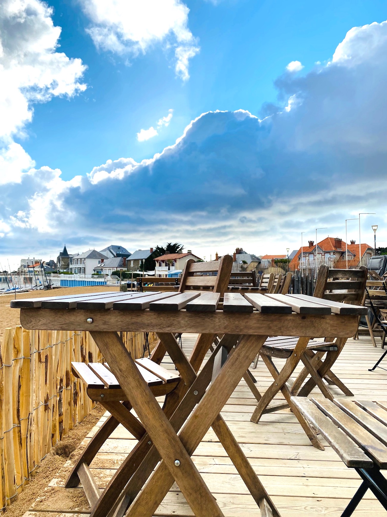 Coucher de soleil à la plage de Boisvinet avec tables sur la terrasse