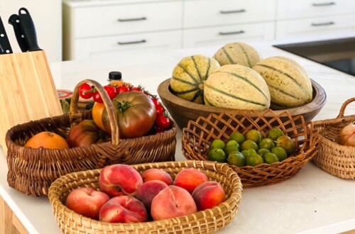 Fruits et légumes dans des paniers sur le comptoir