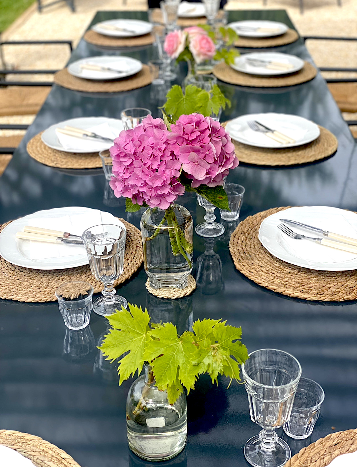 Table de la Pergola avec des fleurs et des vignes