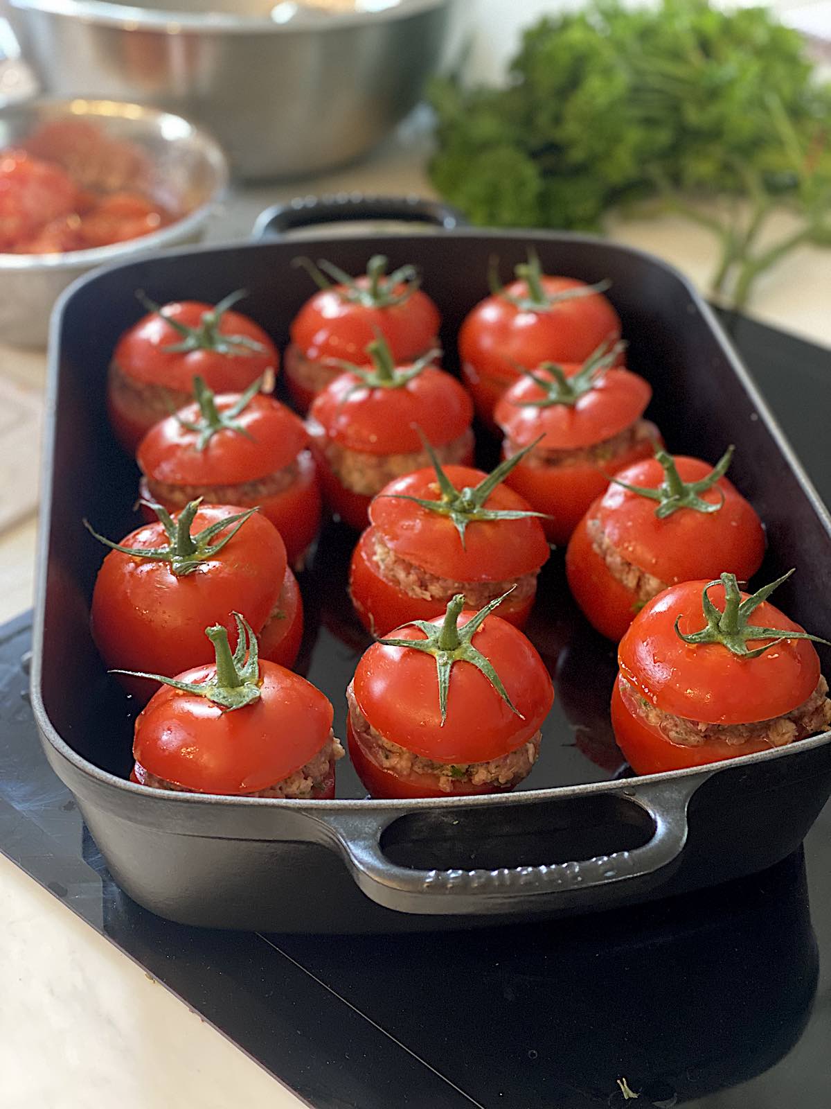 Tomates Farci dans un plat à gratin noir