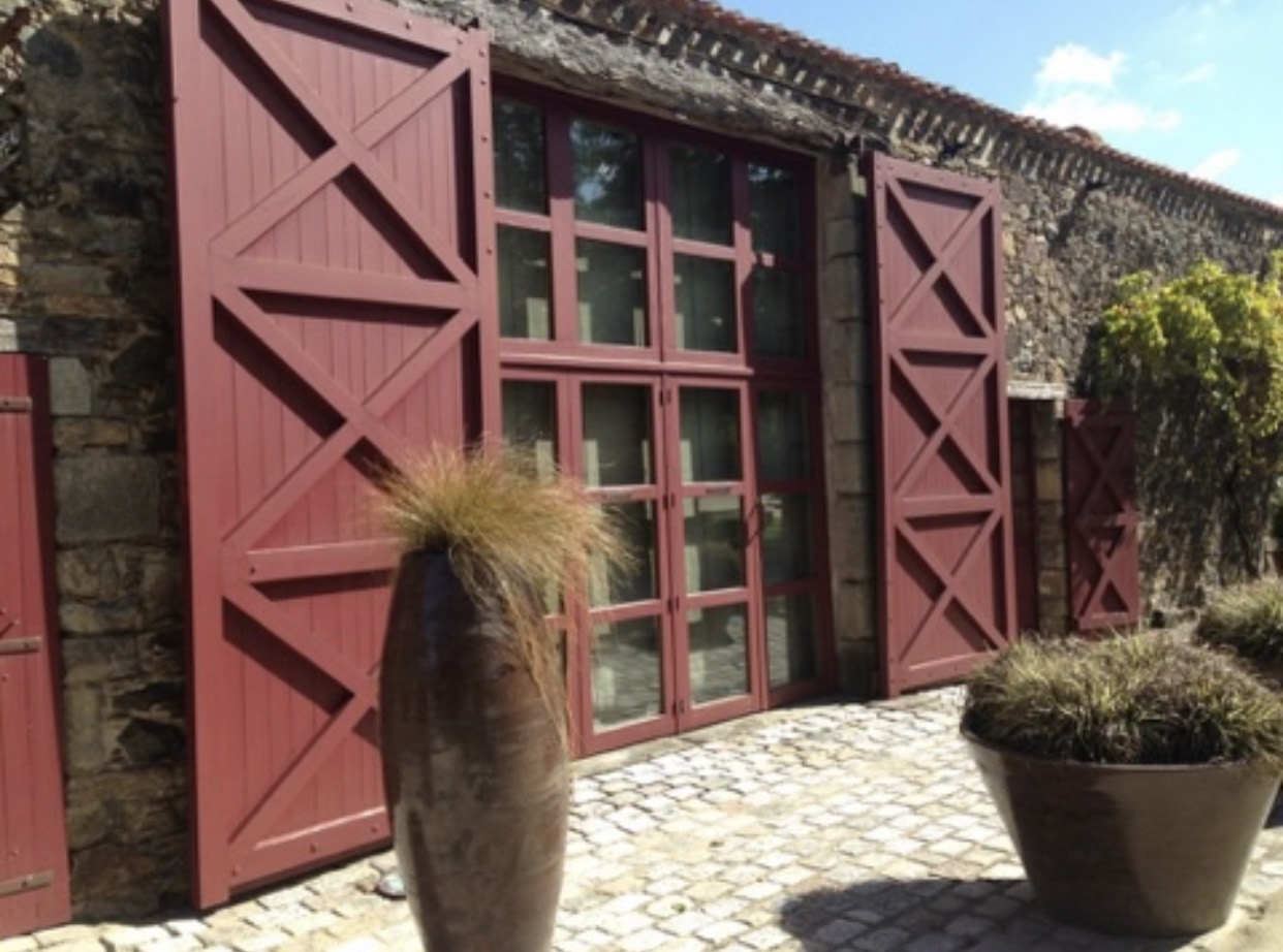 De grandes portes de grange pour un restaurant de château français