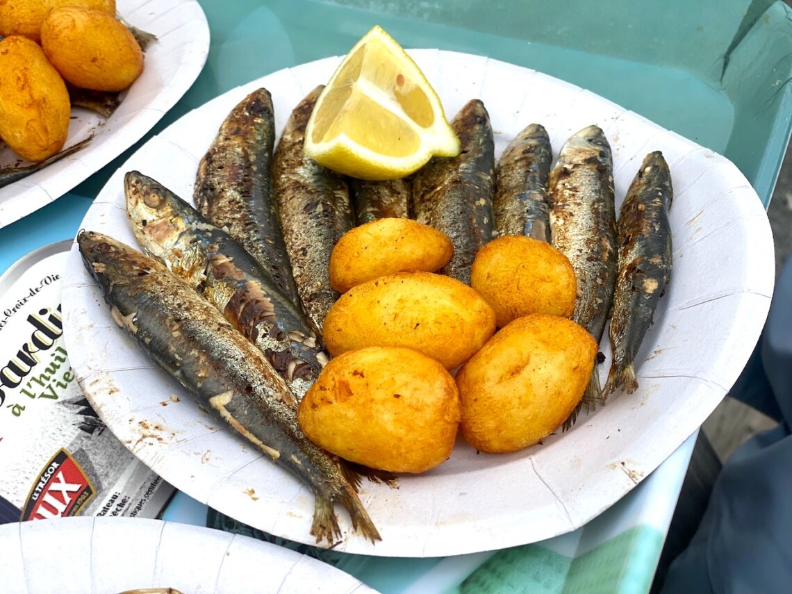 Une assiette de sardines et de pommes de terre frites