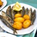 Une assiette de sardines et de pommes de terre frites